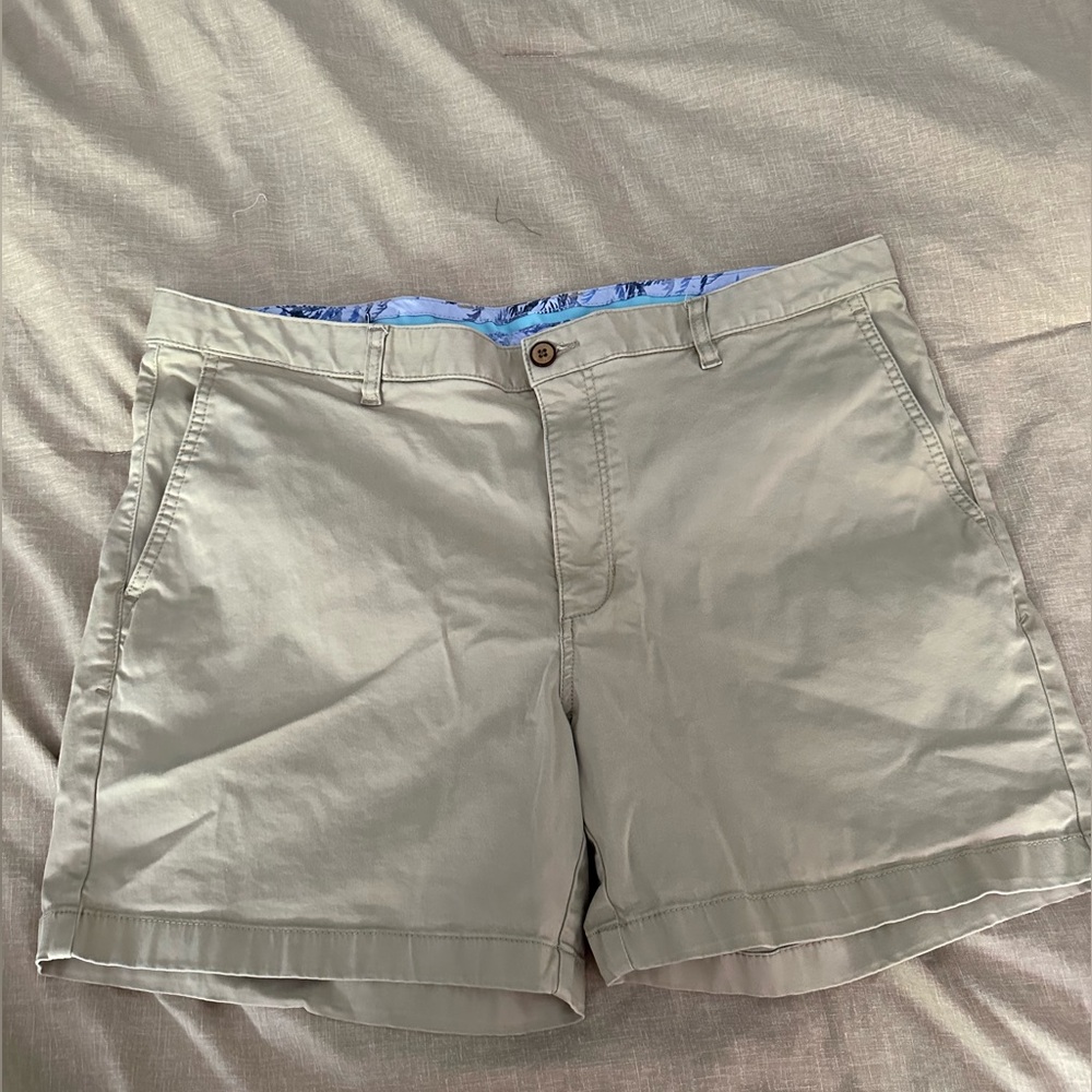Tommy Bahama boracay shorts with 7 " inseam
